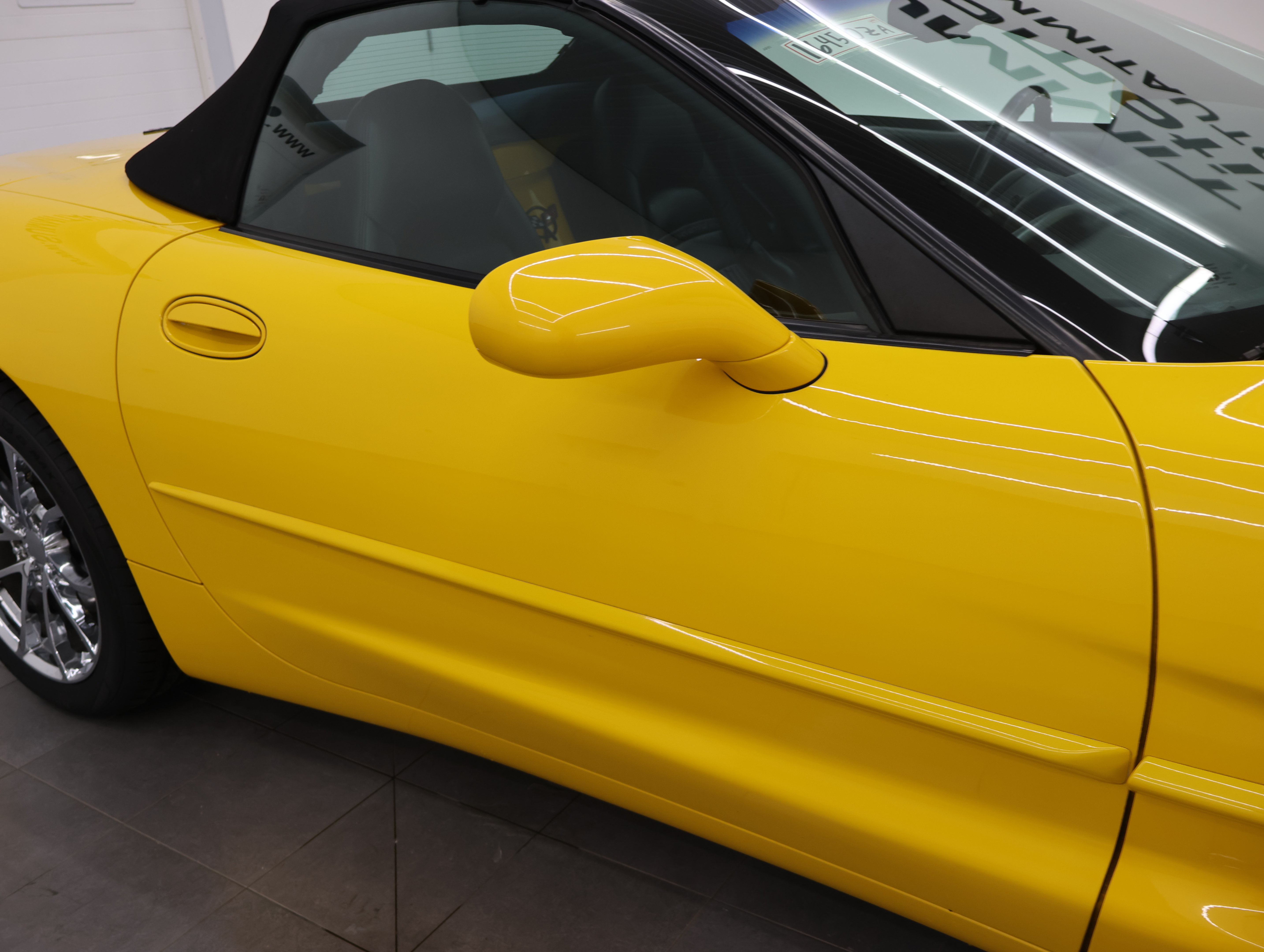 Used 2000 Chevrolet Corvette Convertible w/ Memory Pkg RWD image 19