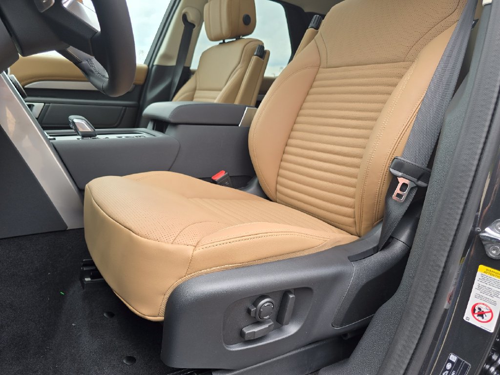 New 2026 Land Rover Discovery Limited Edition AWD/4WD image 41