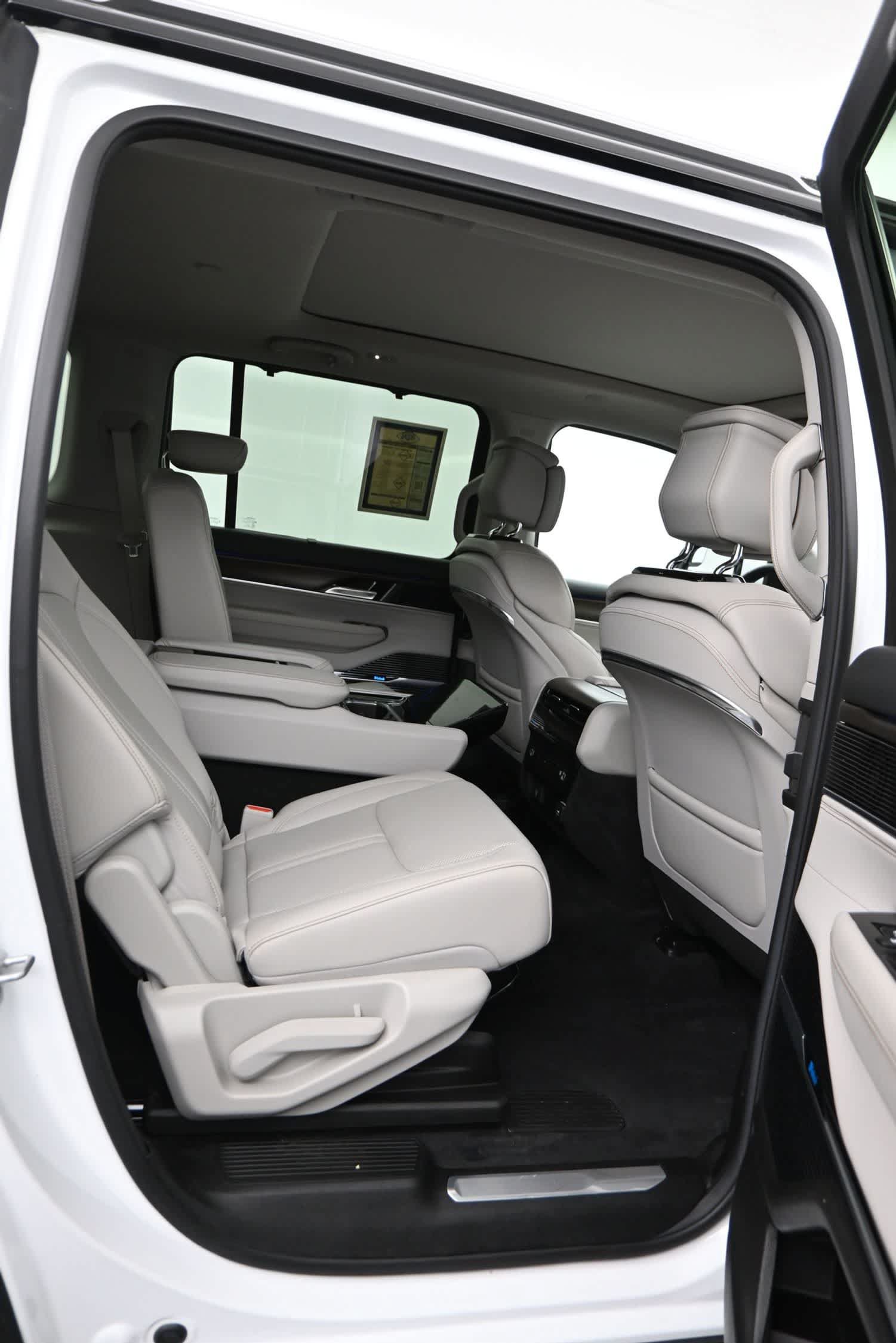 Used 2022 Jeep Grand Wagoneer Series I AWD/4WD image 12