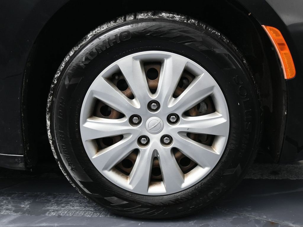 Used 2020 Chrysler Voyager L image 14