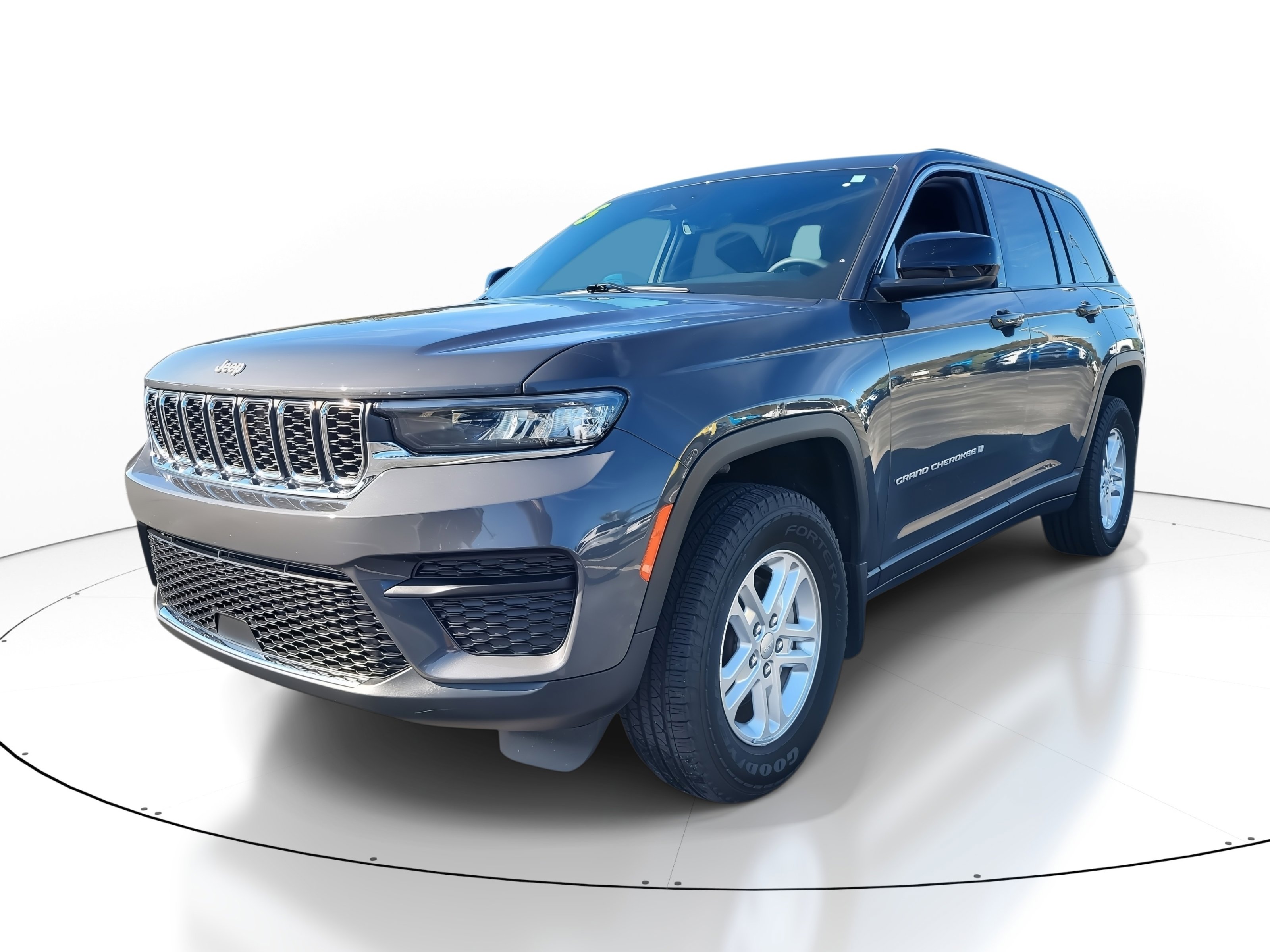 Used 2025 Jeep Grand Cherokee Laredo w/ MOPAR Finishing Package image 3