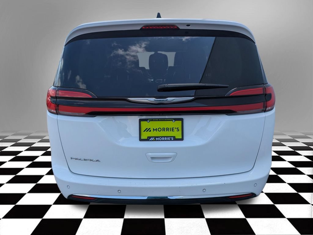 Used 2023 Chrysler Pacifica Touring-L FWD image 5