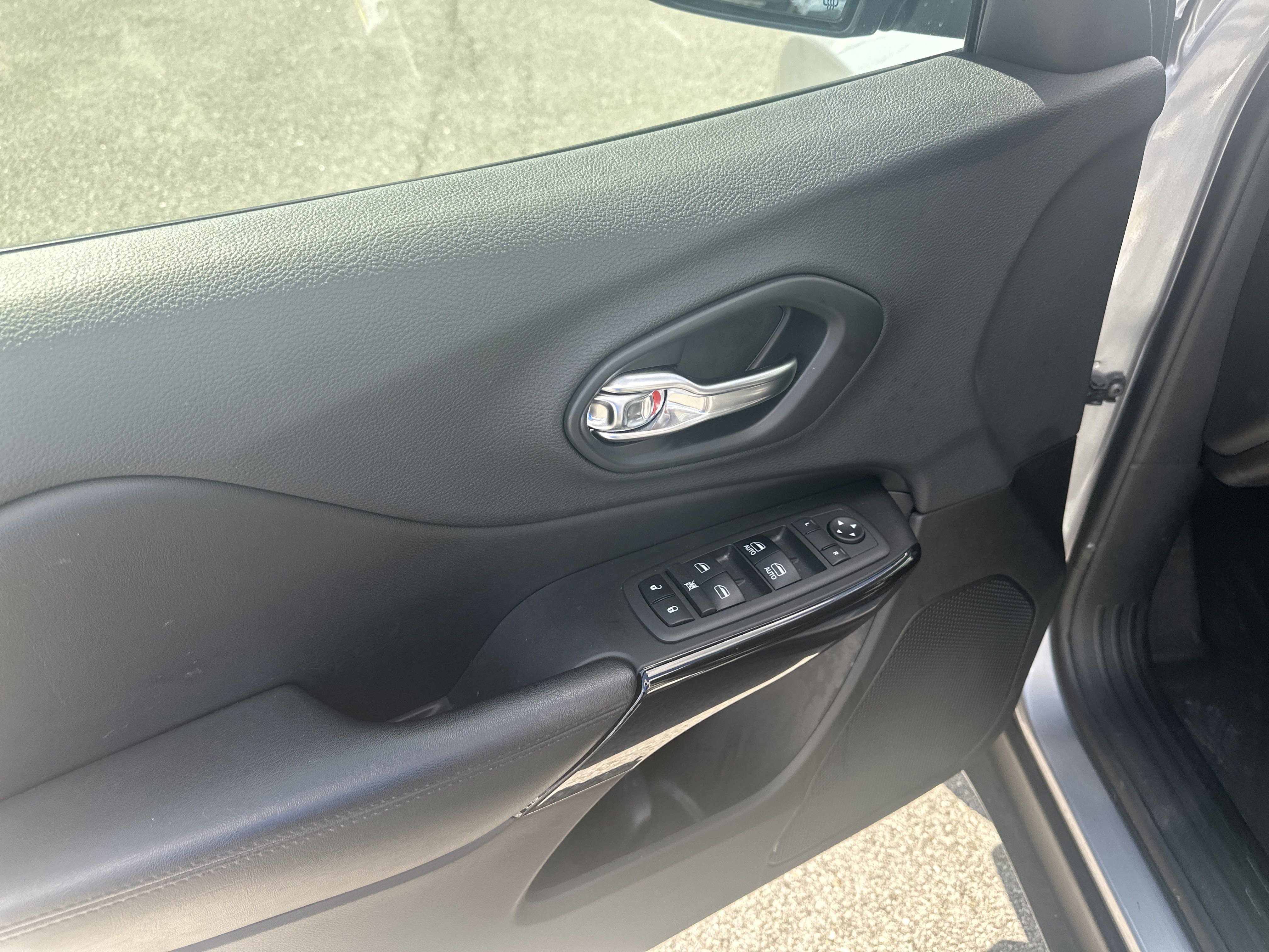 Used 2019 Jeep Cherokee Latitude Plus image 12