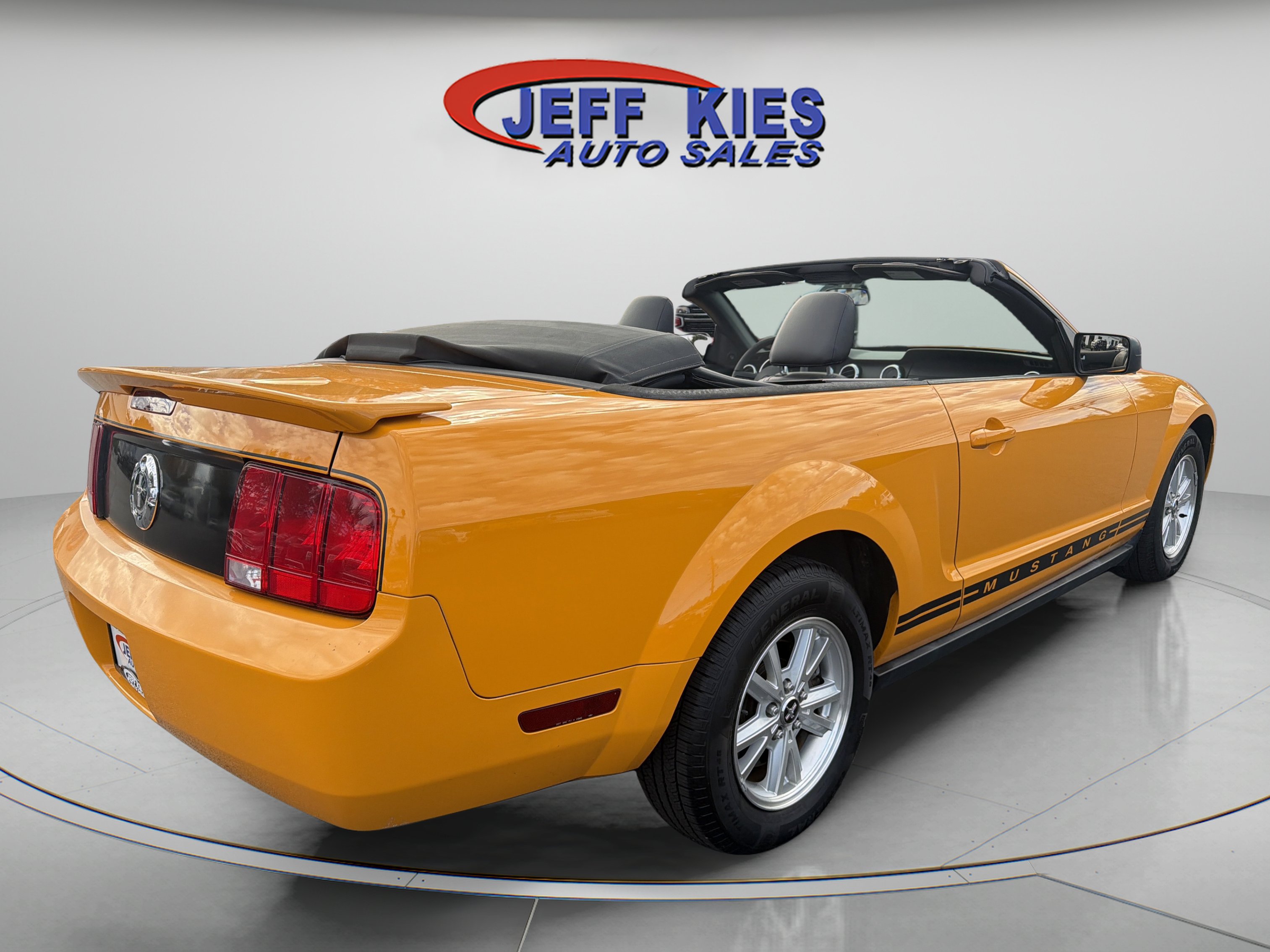 Used 2008 Ford Mustang Convertible RWD image 5