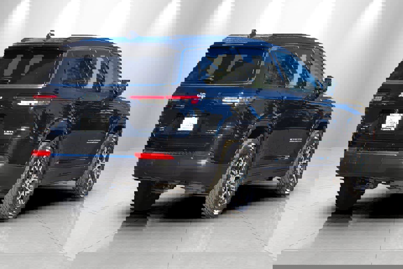 Used 2024 Jeep Grand Cherokee L Limited w/ Luxury Tech Group II image 2