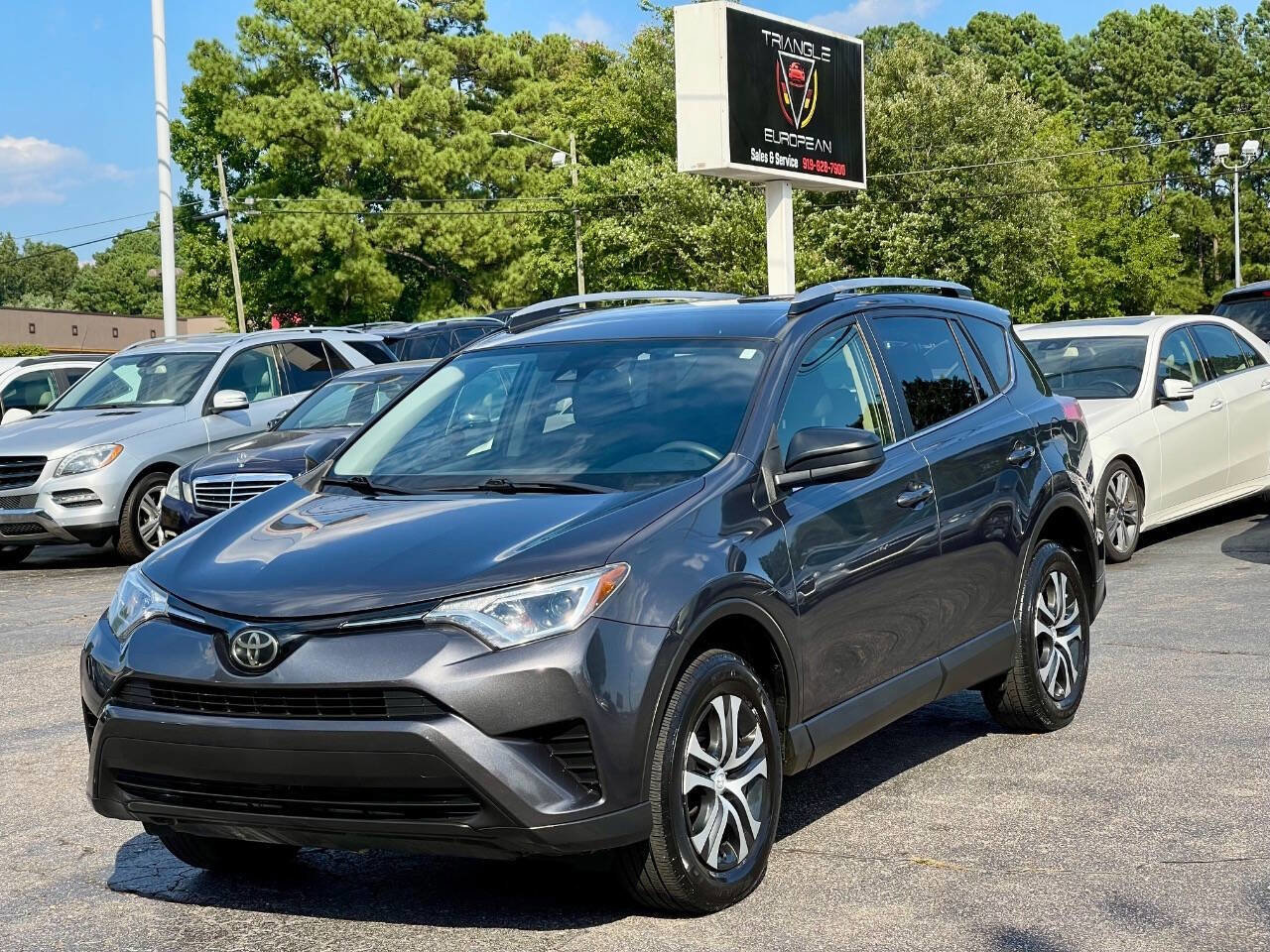 Used 2018 Toyota RAV4 LE image 1