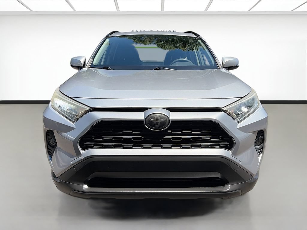 Used 2019 Toyota RAV4 XLE FWD image 2