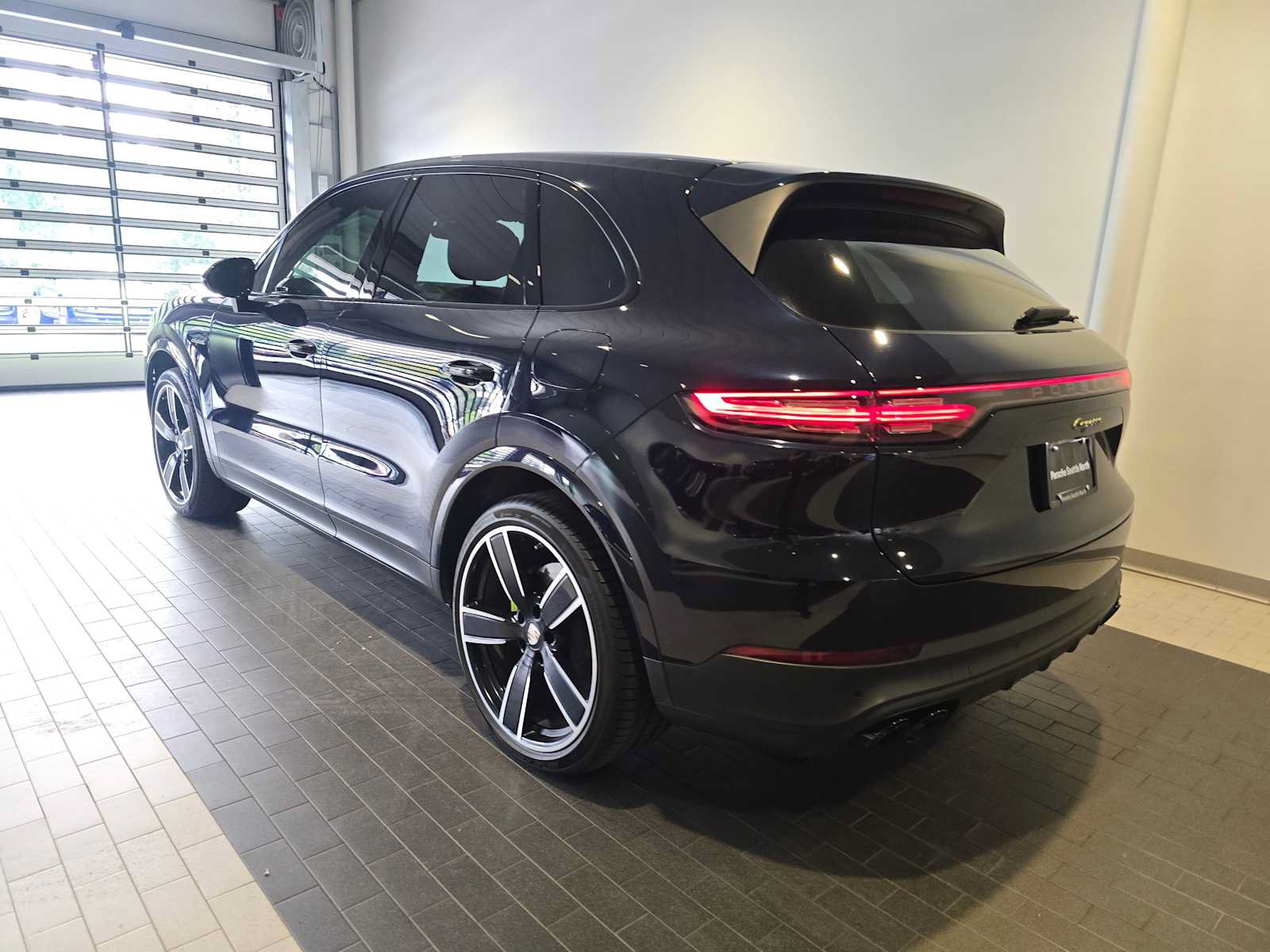 Used 2022 Porsche Cayenne Platinum Edition AWD/4WD image 3