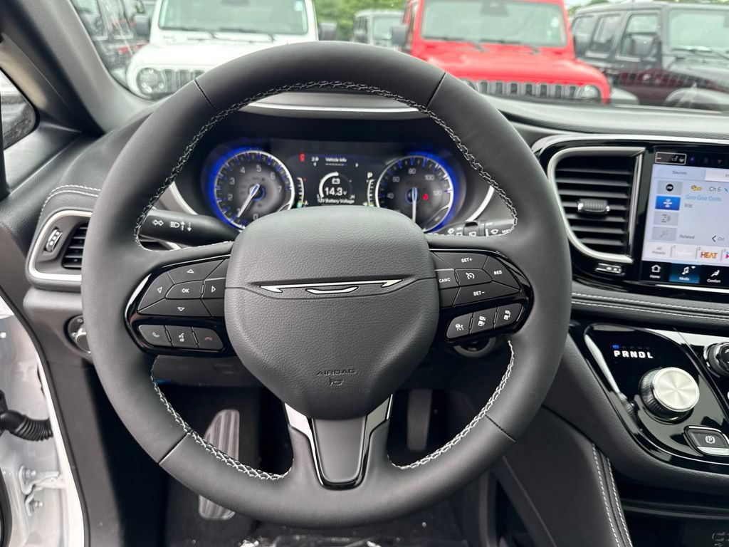 New 2027 Chrysler Pacifica Limited AWD/4WD image 10
