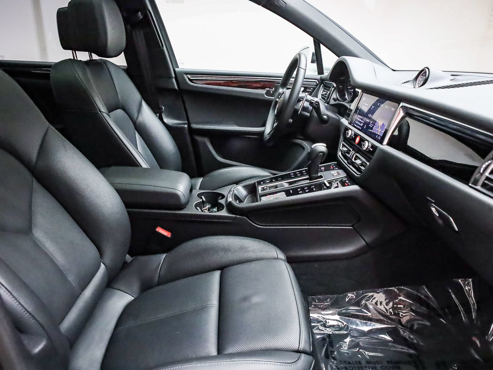 Certified 2025 Porsche Macan AWD/4WD image 18