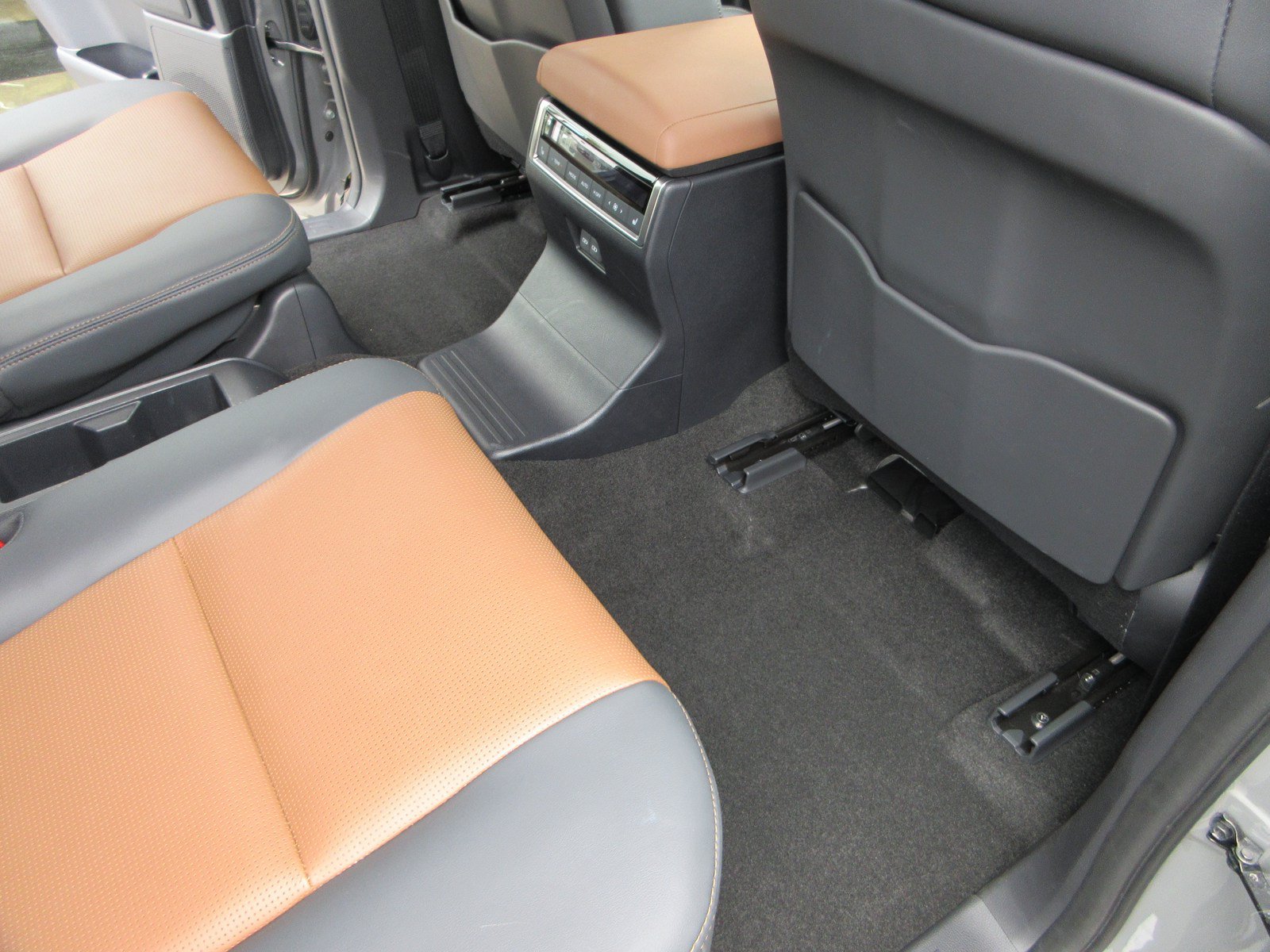 Used 2024 Lexus GX 550 w/ Accessory Package (31) AWD/4WD image 24