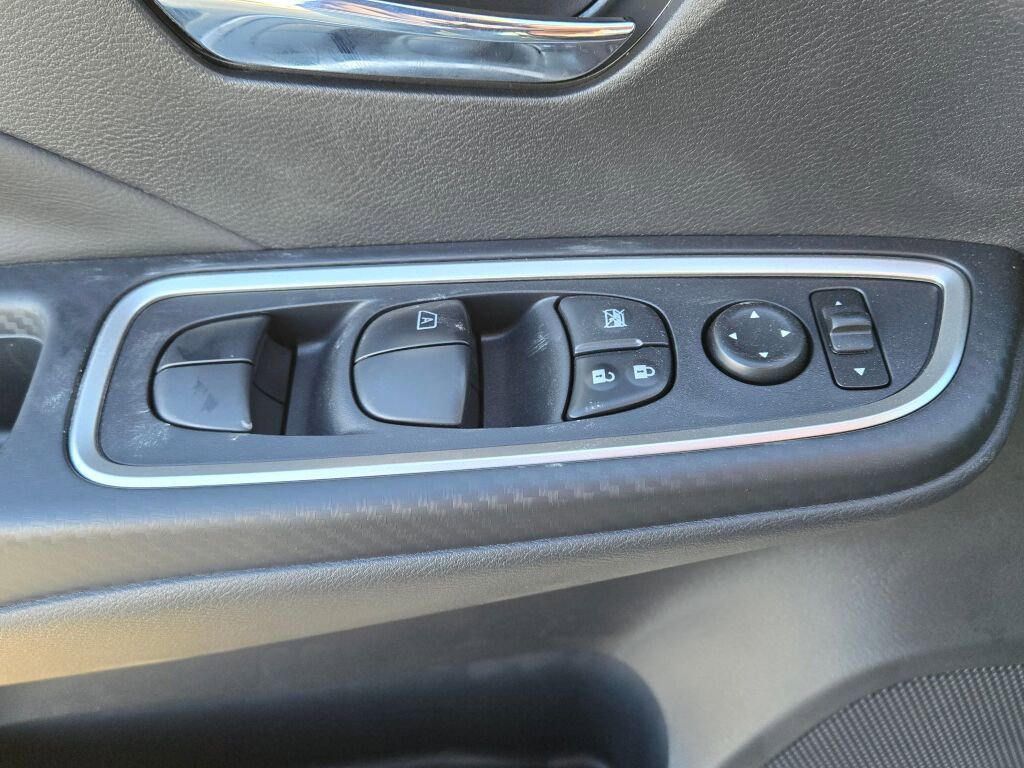Used 2025 Nissan Versa SR w/ Trunk Package FWD image 18