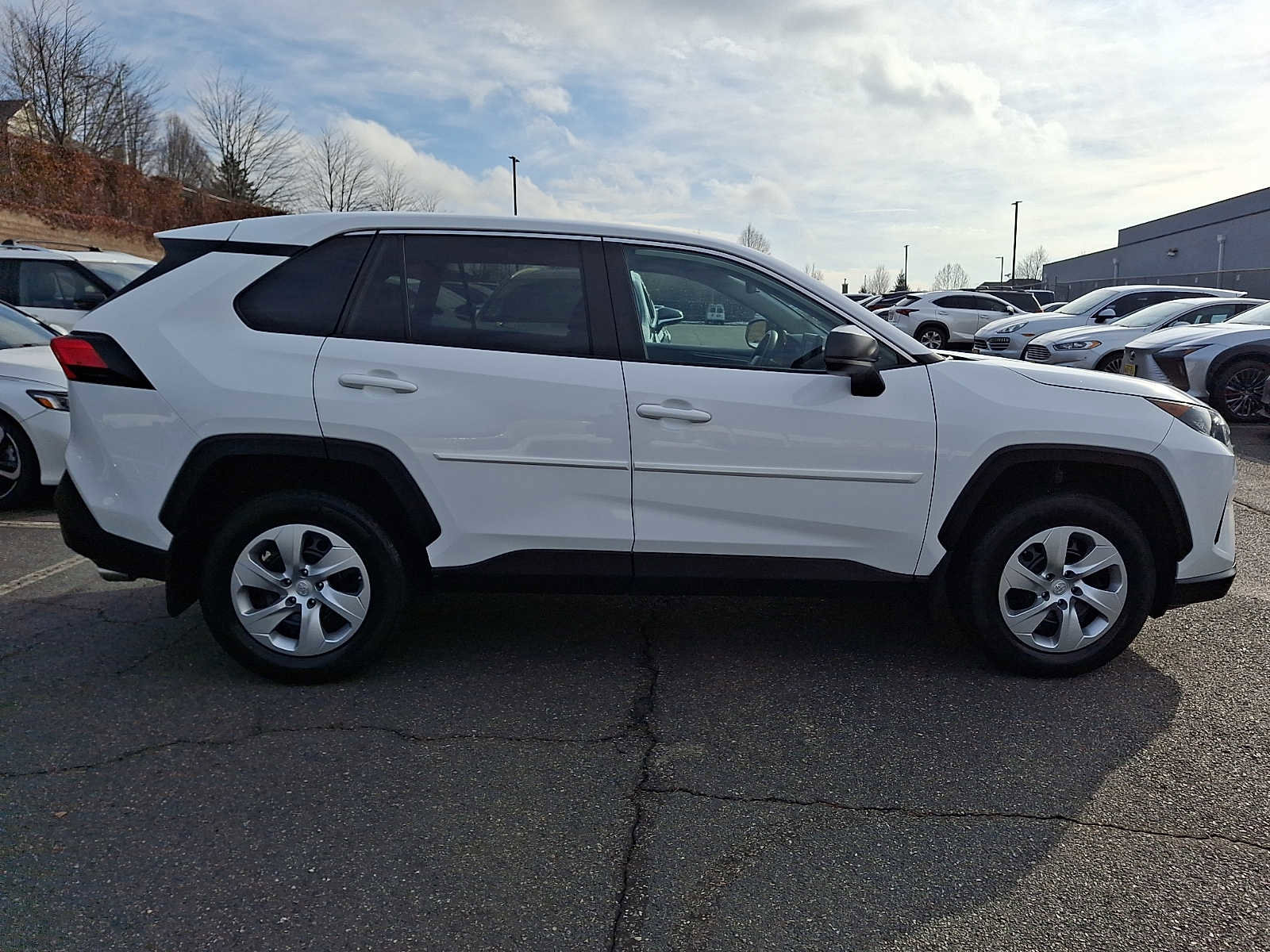 Used 2022 Toyota RAV4 LE image 4