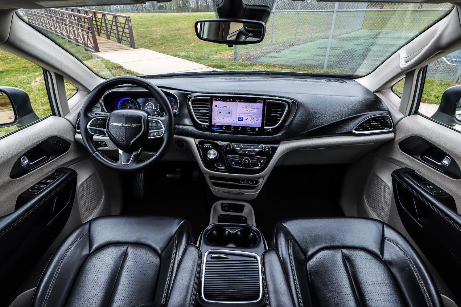 Used 2023 Chrysler Pacifica Touring-L FWD image 2