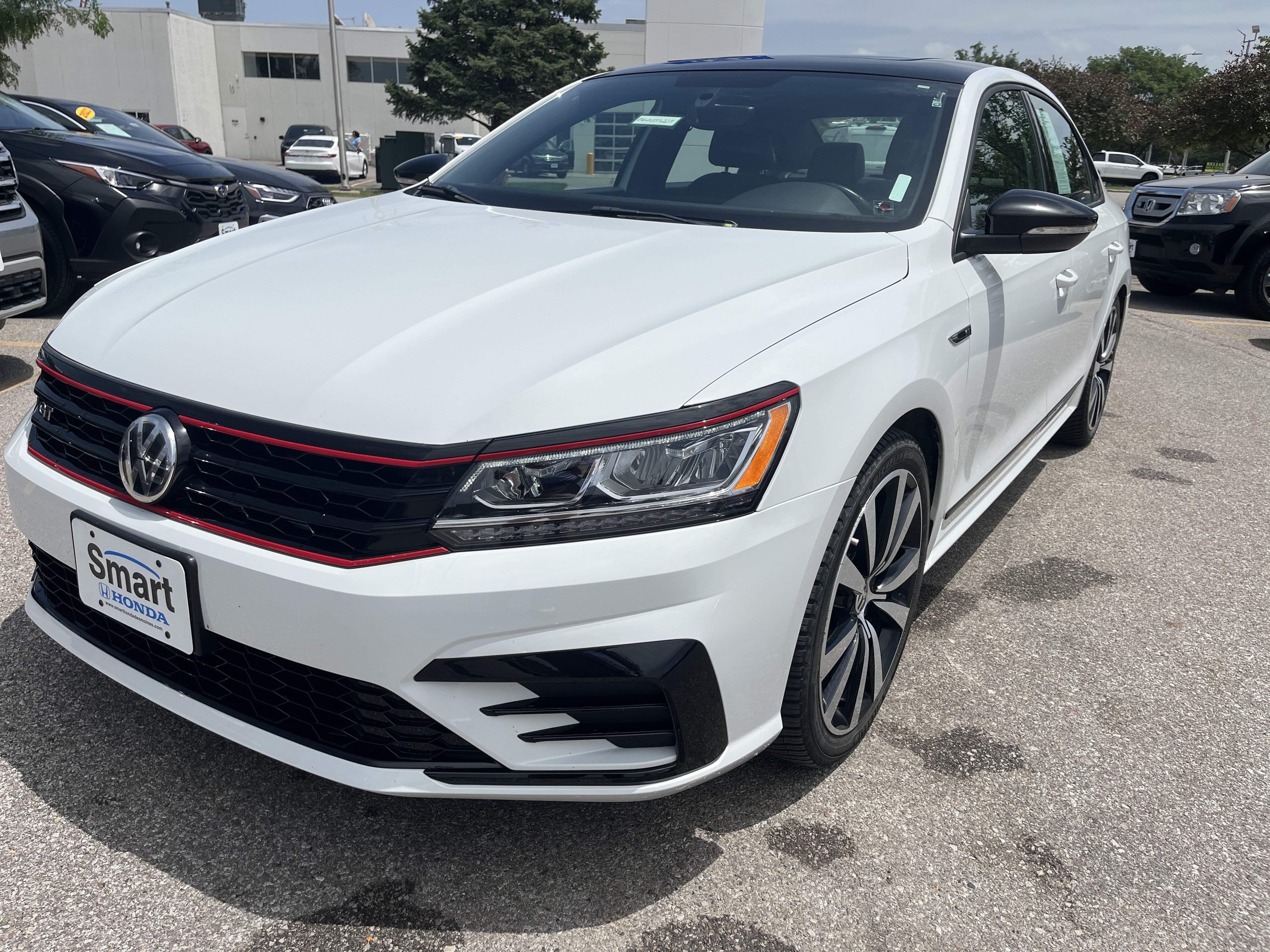 Used 2018 Volkswagen Passat GT FWD image 2