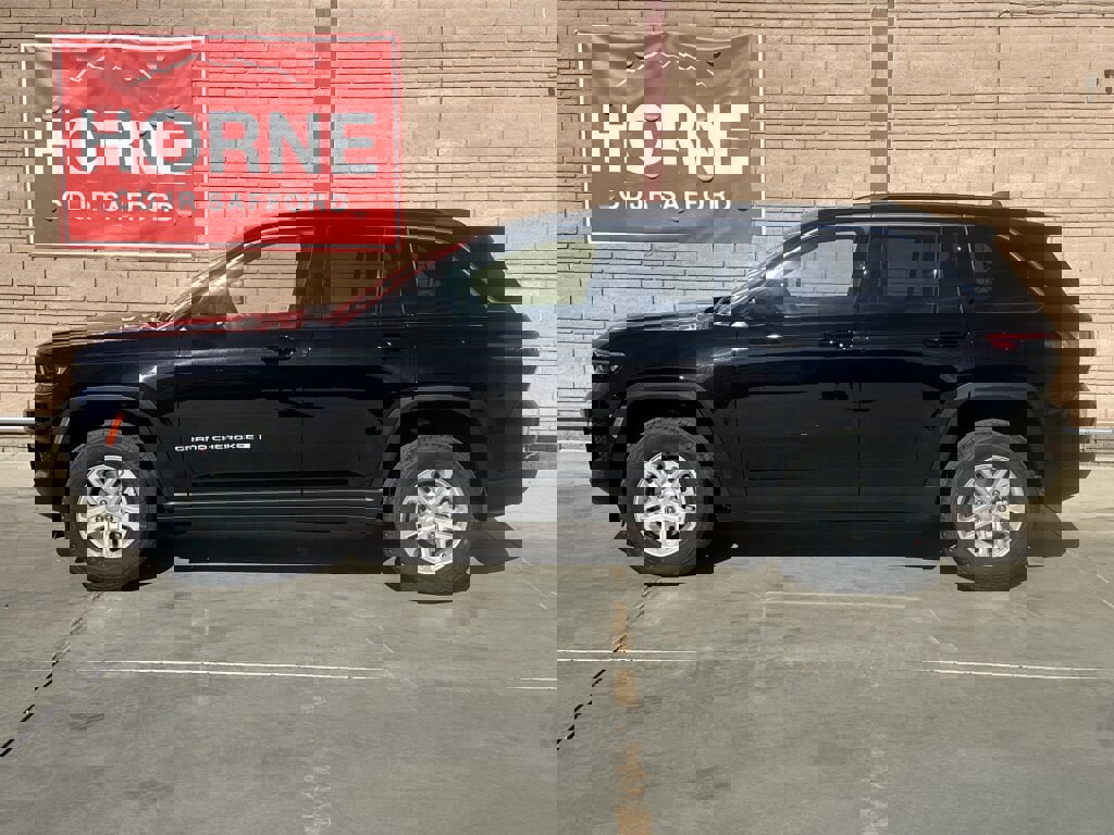 New 2025 Jeep Grand Cherokee Laredo w/ Luxury Tech Group I image 2