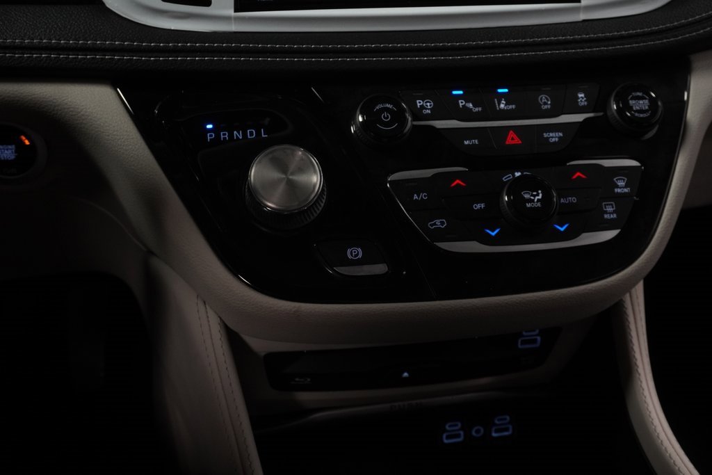 New 2023 Chrysler Pacifica Limited w/ Uconnect Theater Family Group image 27