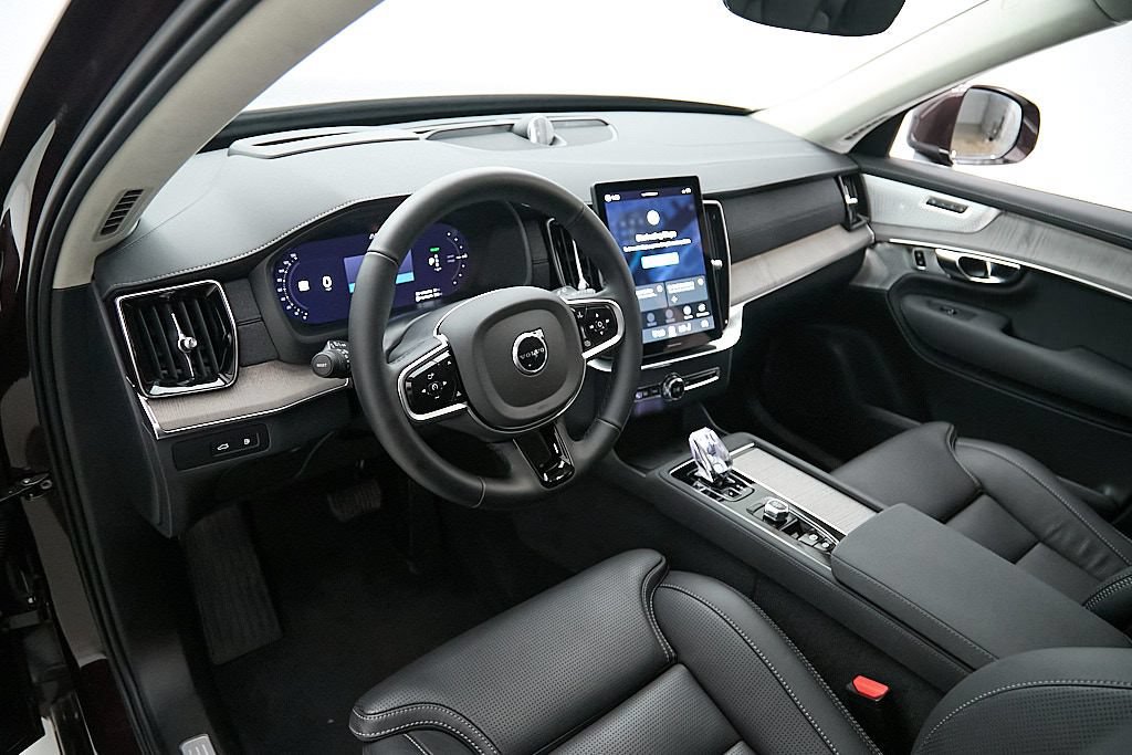 Certified 2025 Volvo XC90 T8 Ultra AWD/4WD image 12