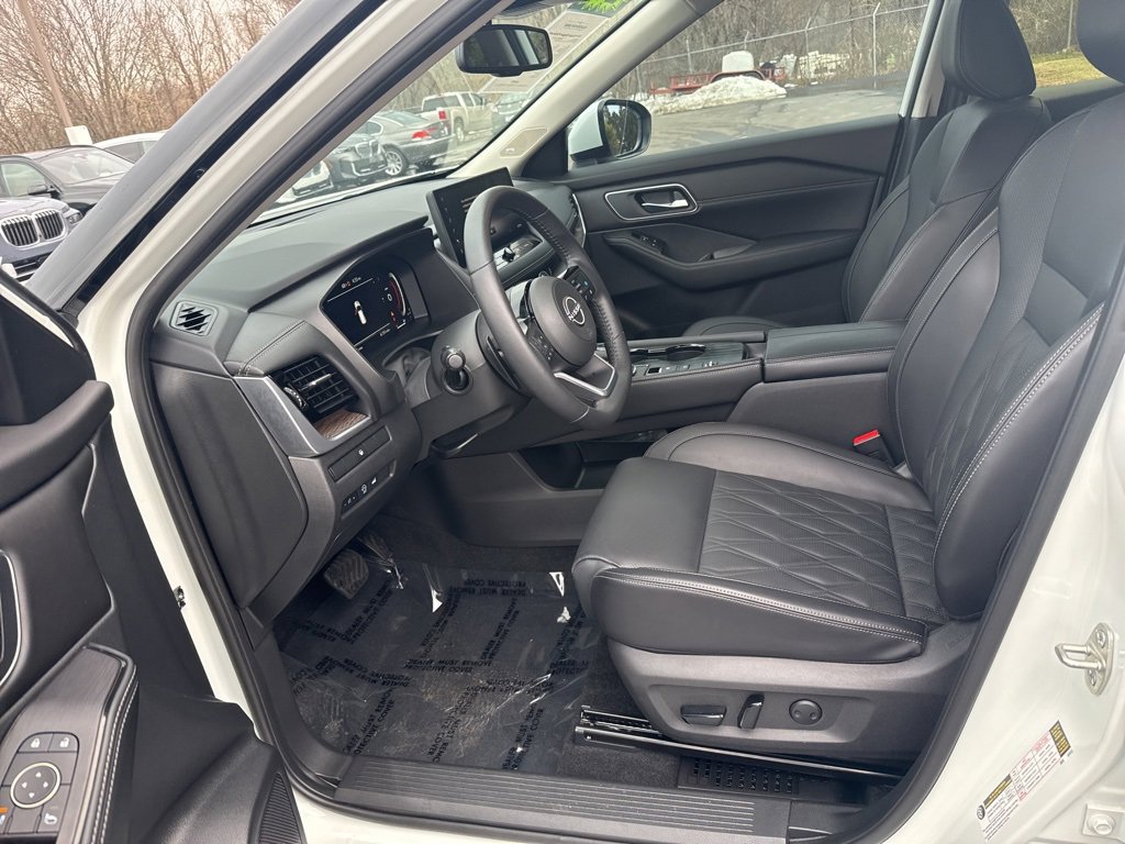 Used 2024 Nissan Rogue Platinum image 11