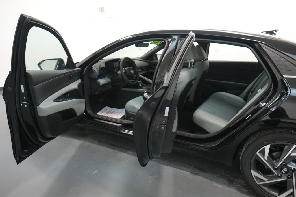 New 2025 Hyundai Elantra Limited image 34