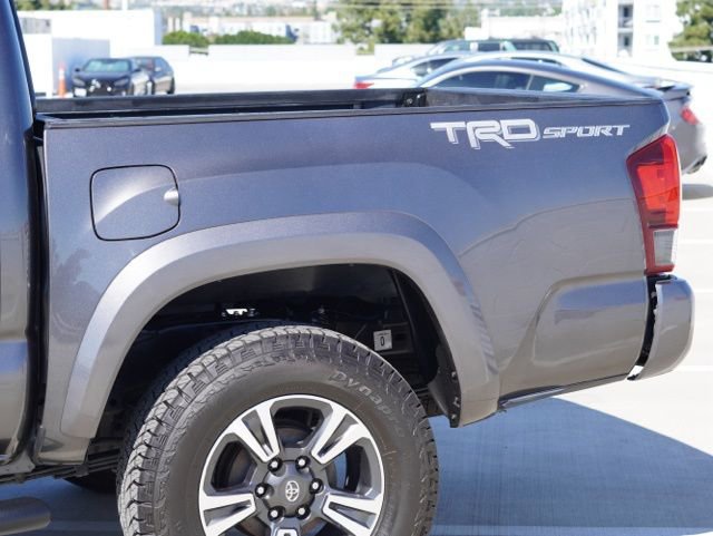 Used 2018 Toyota Tacoma TRD Sport w/ Technology Package image 12