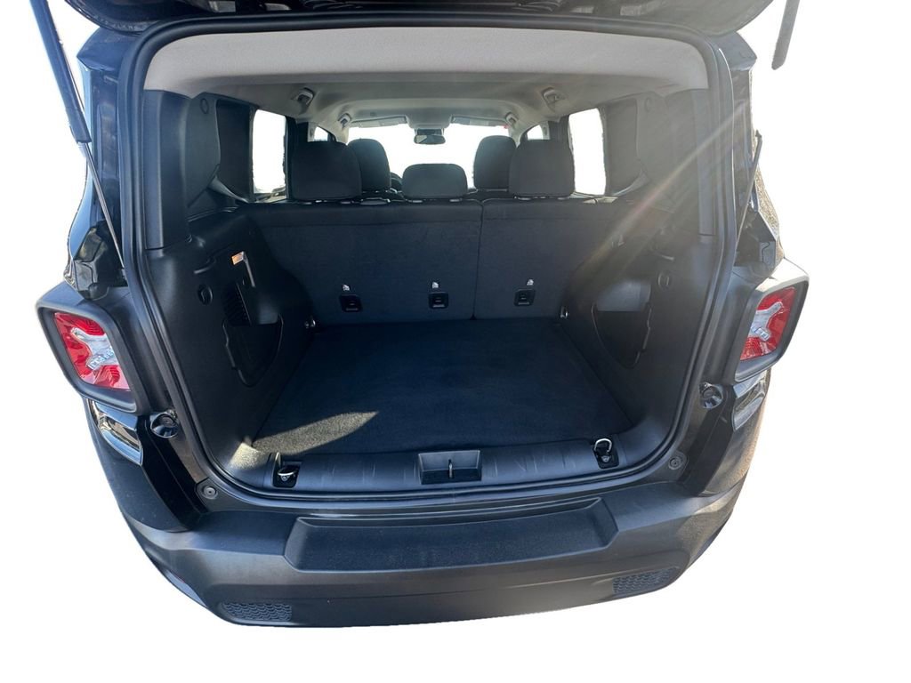 Used 2023 Jeep Renegade Latitude image 18