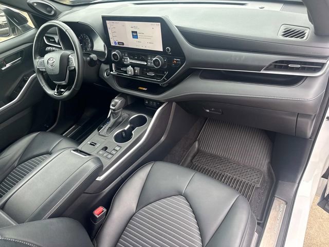 Used 2024 Toyota Highlander XSE FWD image 19