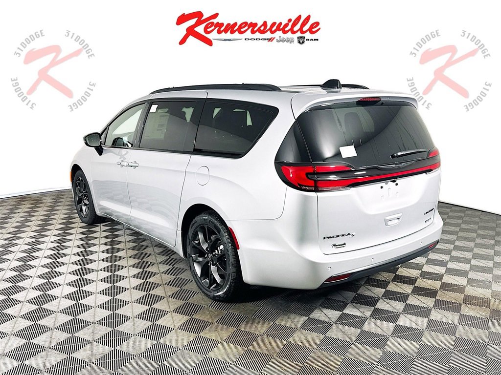 New 2026 Chrysler Pacifica Limited image 5