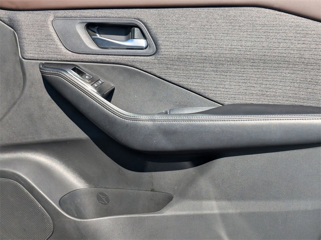 Used 2023 Nissan Rogue SV image 32