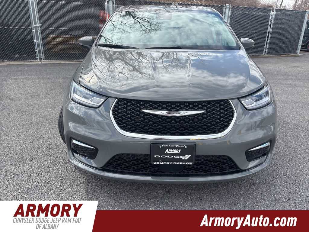 Used 2023 Chrysler Pacifica Touring-L w/ Uconnect Theater Family Group image 2