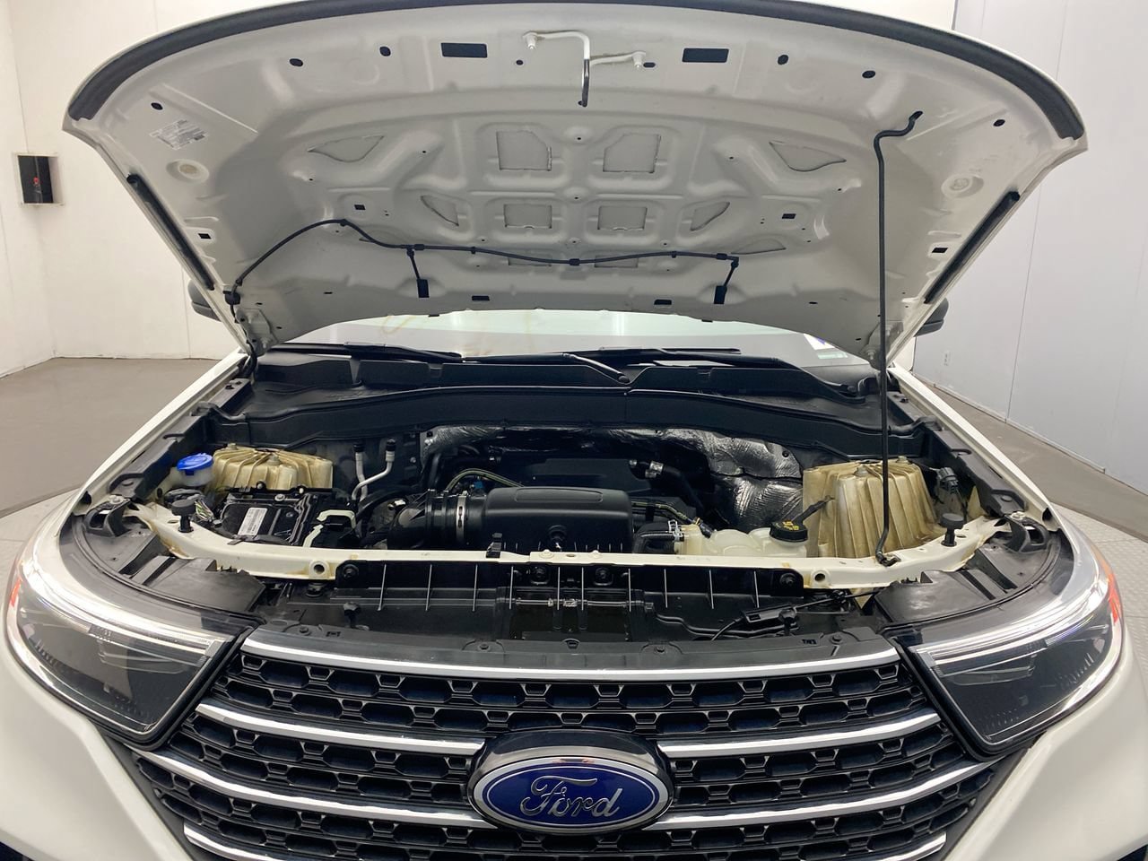 Used 2020 Ford Explorer XLT w/ Comfort Package AWD/4WD image 11