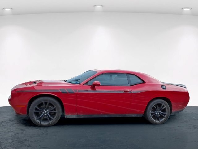 Used 2018 Dodge Challenger SXT w/ Blacktop Package RWD image 4