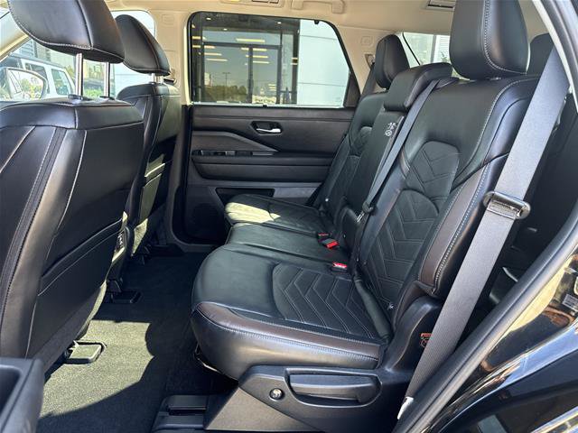 Used 2025 Nissan Pathfinder Platinum w/ Cargo Package AWD/4WD image 5