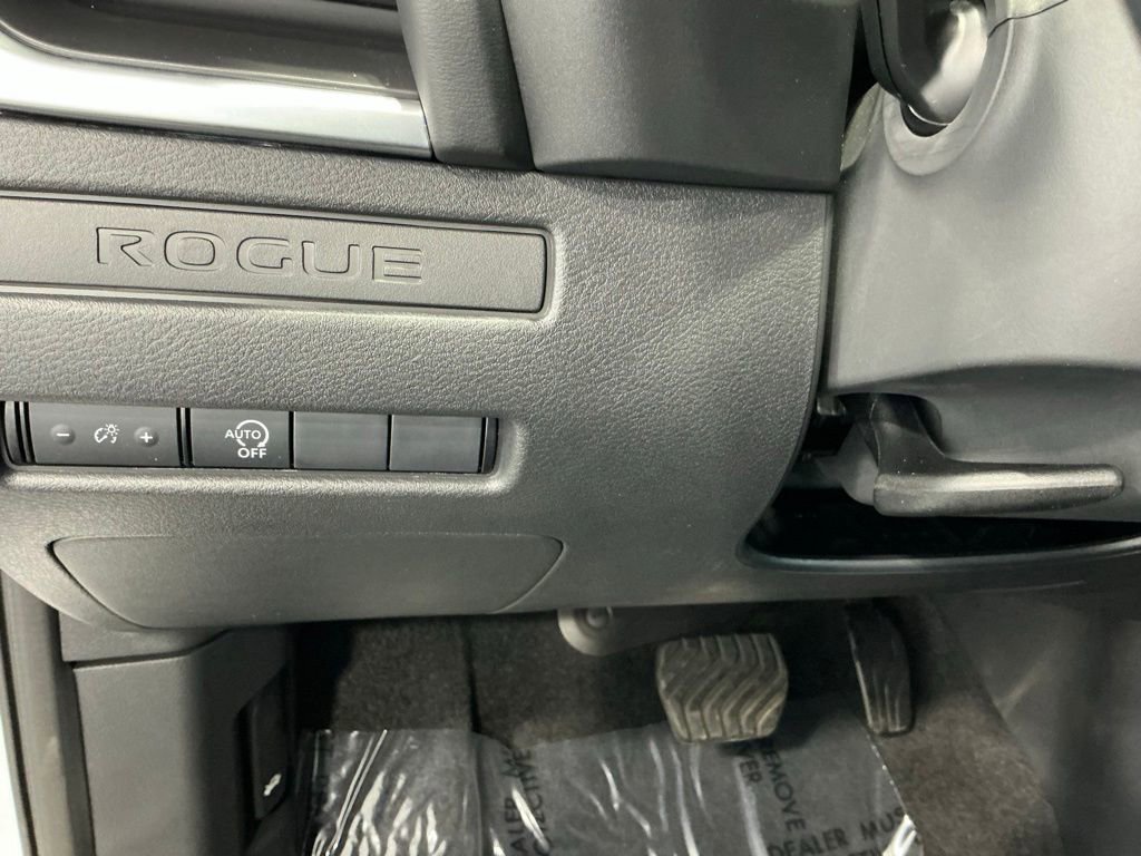 Used 2025 Nissan Rogue S FWD image 29