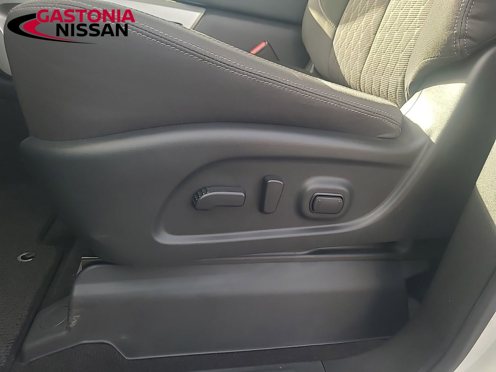 Used 2024 Nissan Titan SV w/ SV Convenience Package image 35