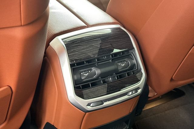Used 2025 BMW i7 xDrive60 w/ Executive Package AWD/4WD image 15