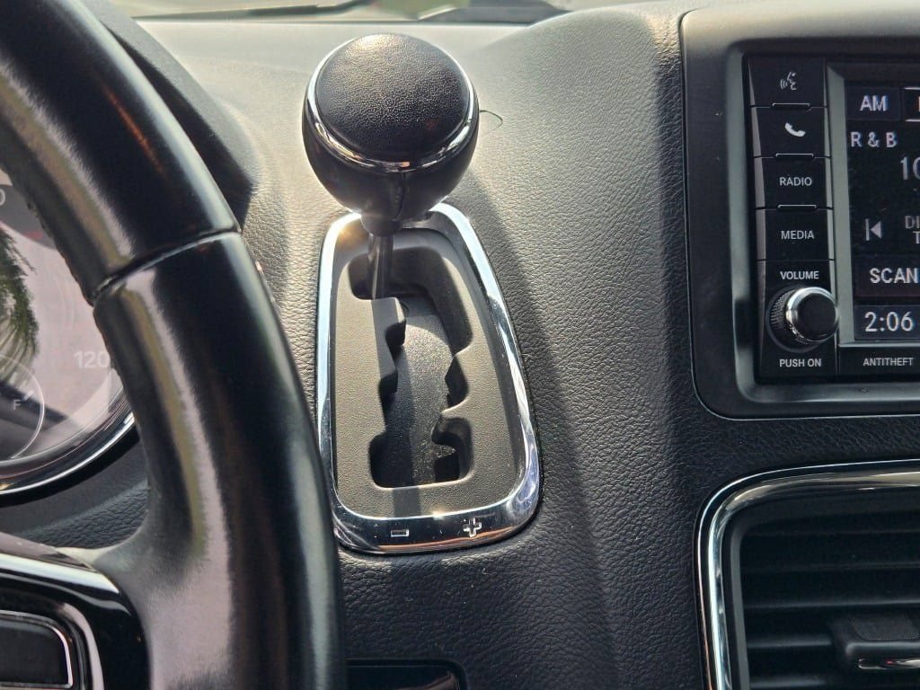 Used 2020 Dodge Grand Caravan SE FWD image 25