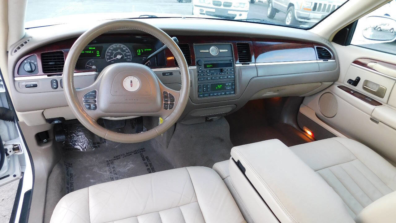 Used 2004 Lincoln Town Car Signature image 20