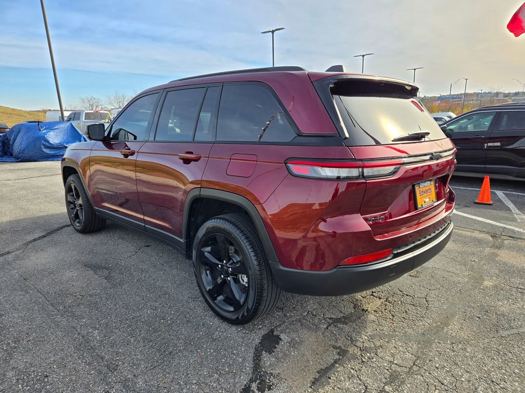Used 2025 Jeep Grand Cherokee Limited w/ Black Appearance Package image 6