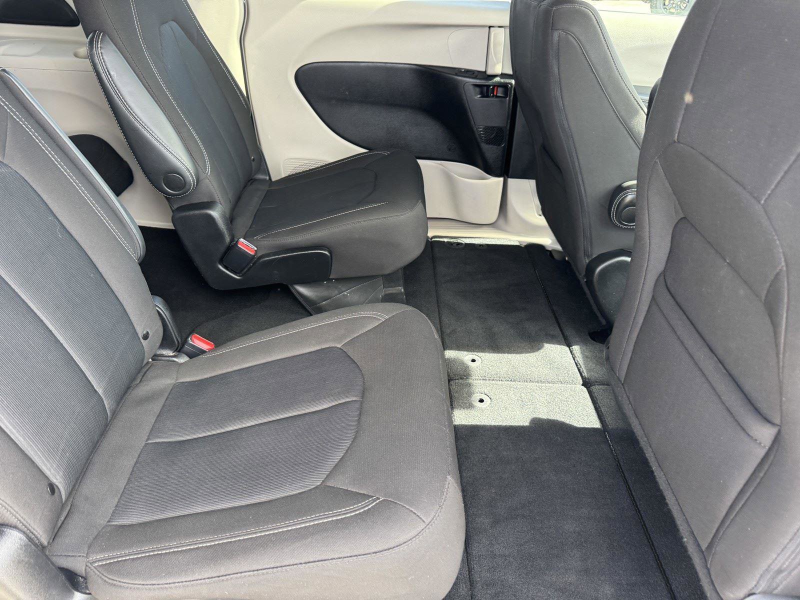 Used 2023 Chrysler Voyager LX FWD image 9