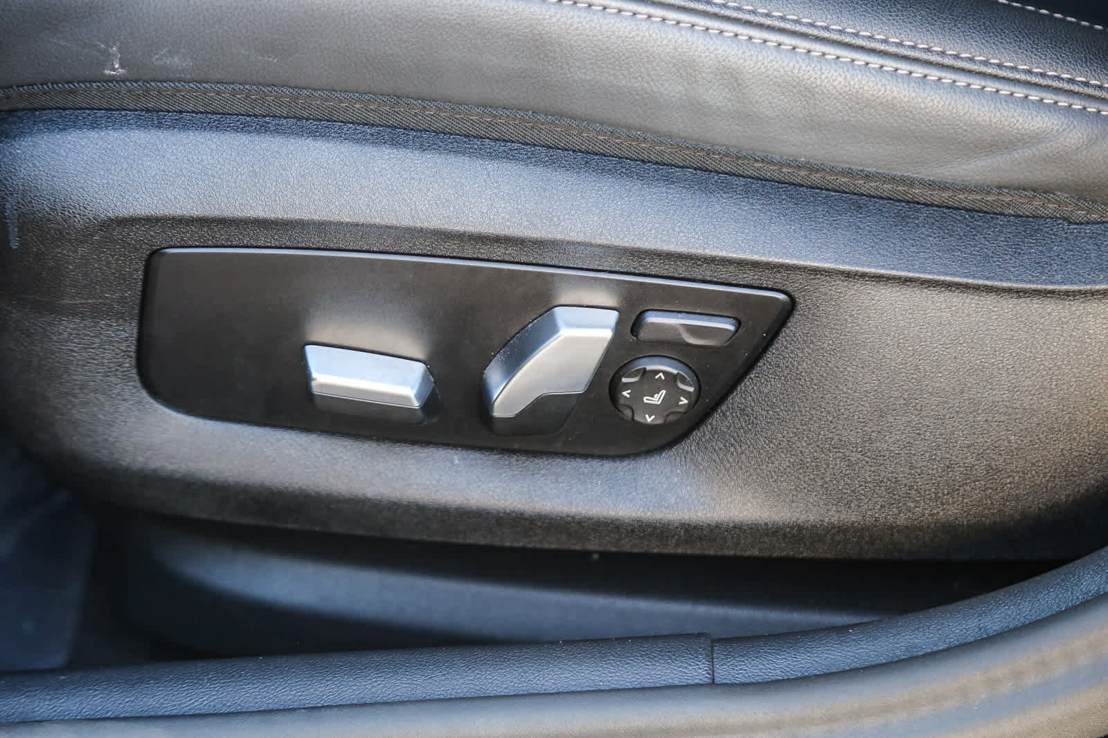 Certified 2023 BMW 530e w/ Convenience Package image 18