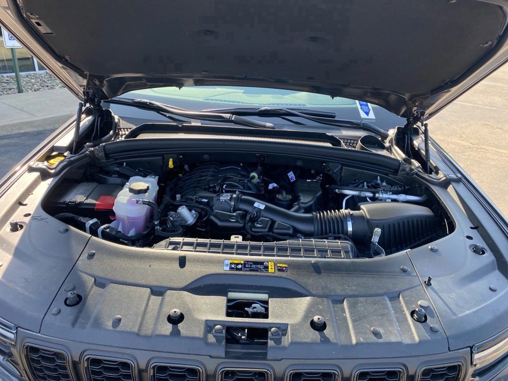 Used 2025 Jeep Grand Cherokee Altitude image 28