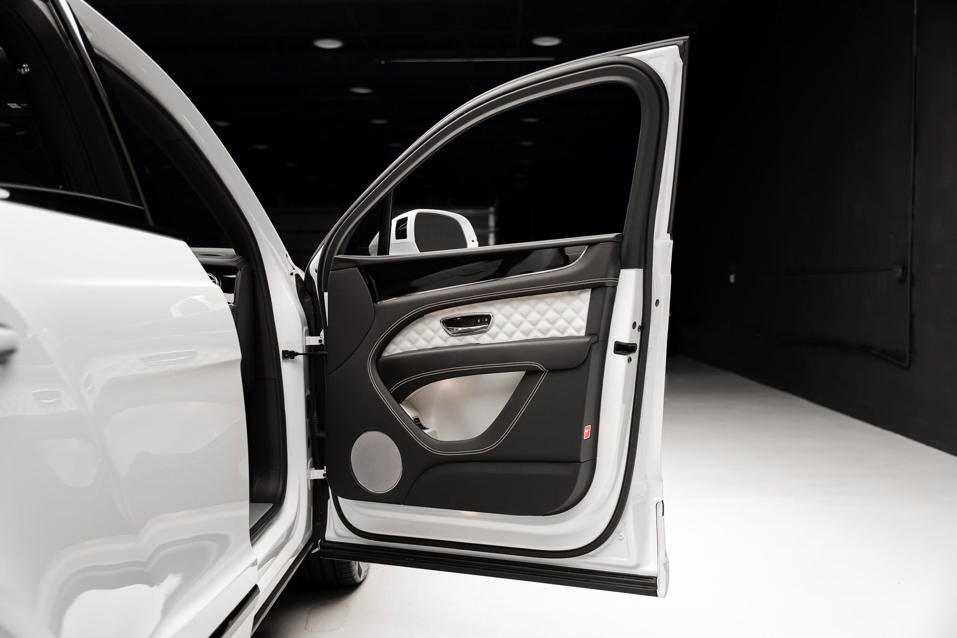 Used 2021 Bentley Bentayga Plug-In Hybrid image 58