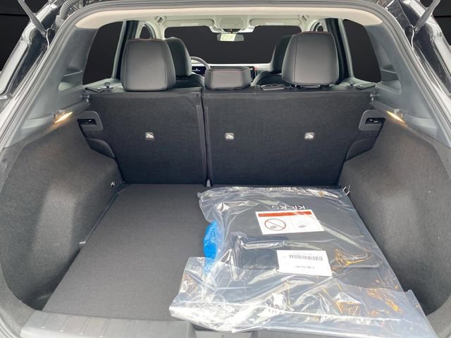 Certified 2025 Nissan Kicks SR image 12