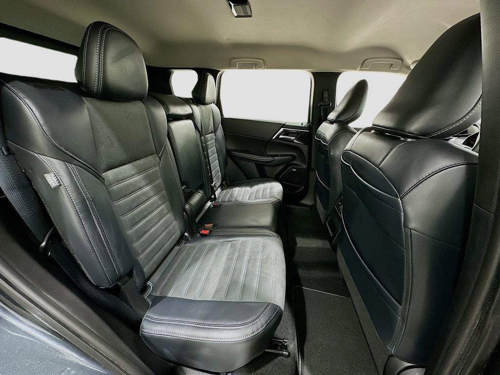 Used 2025 Mitsubishi Outlander SE image 28