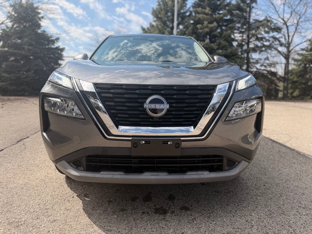 Used 2023 Nissan Rogue SV image 2