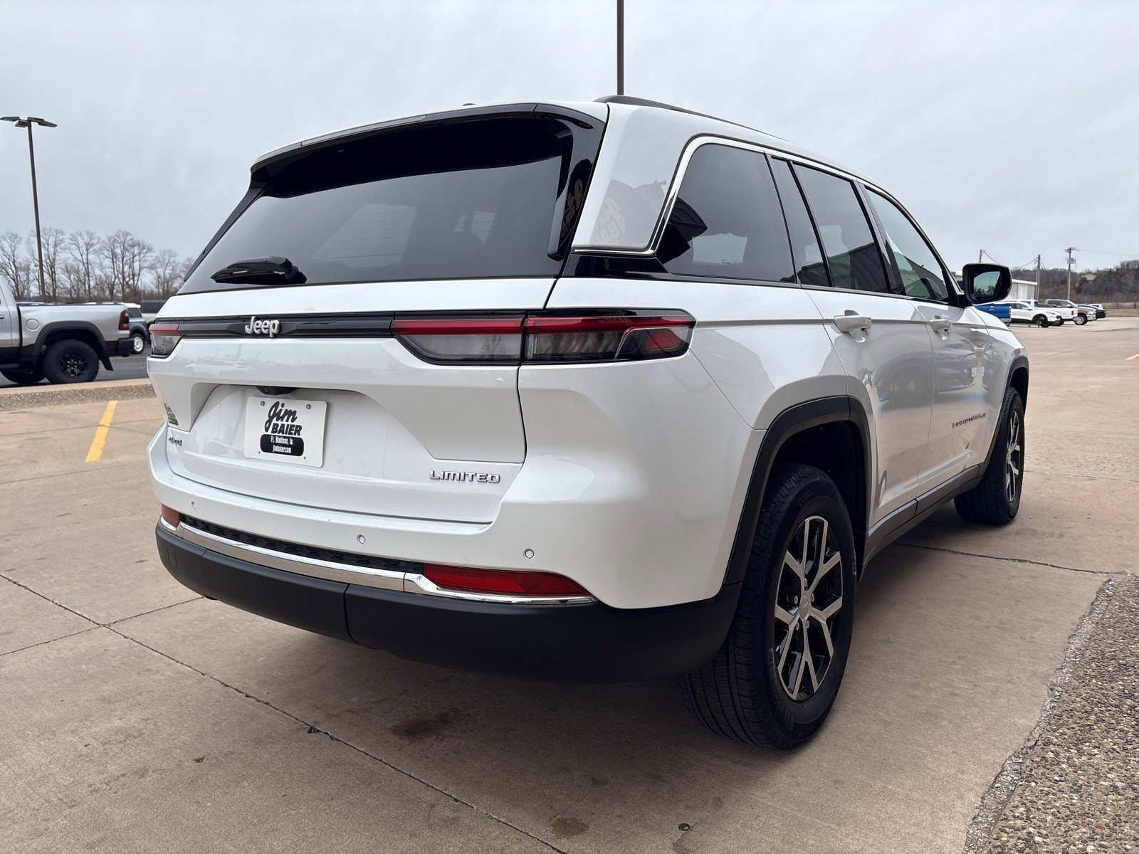 Used 2024 Jeep Grand Cherokee Limited AWD/4WD image 9