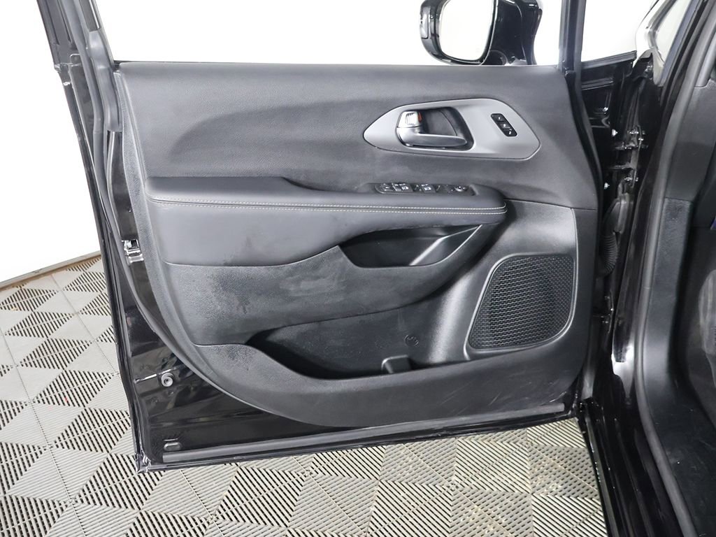Used 2025 Chrysler Pacifica Select image 31