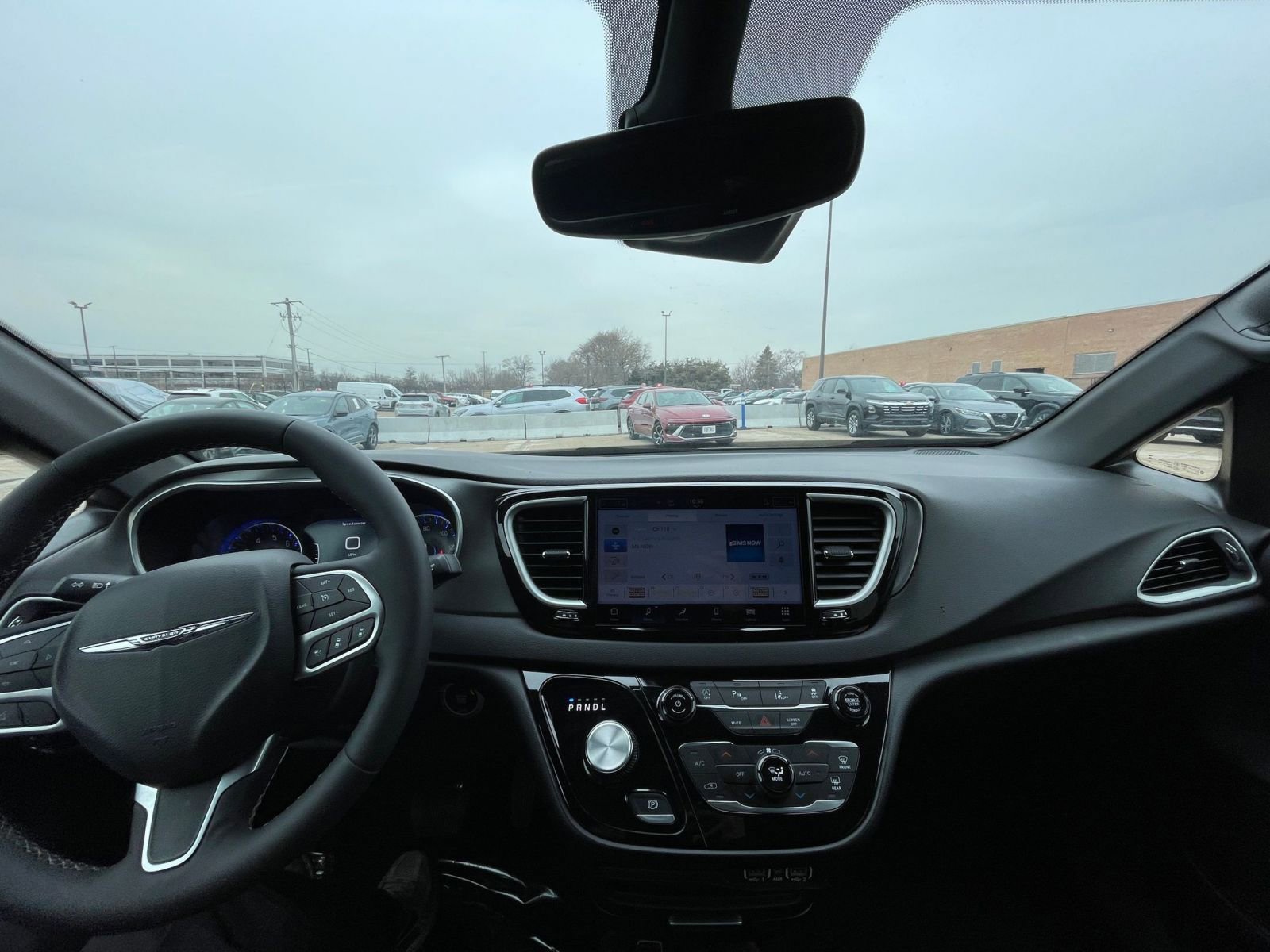 Used 2025 Chrysler Pacifica Select image 36