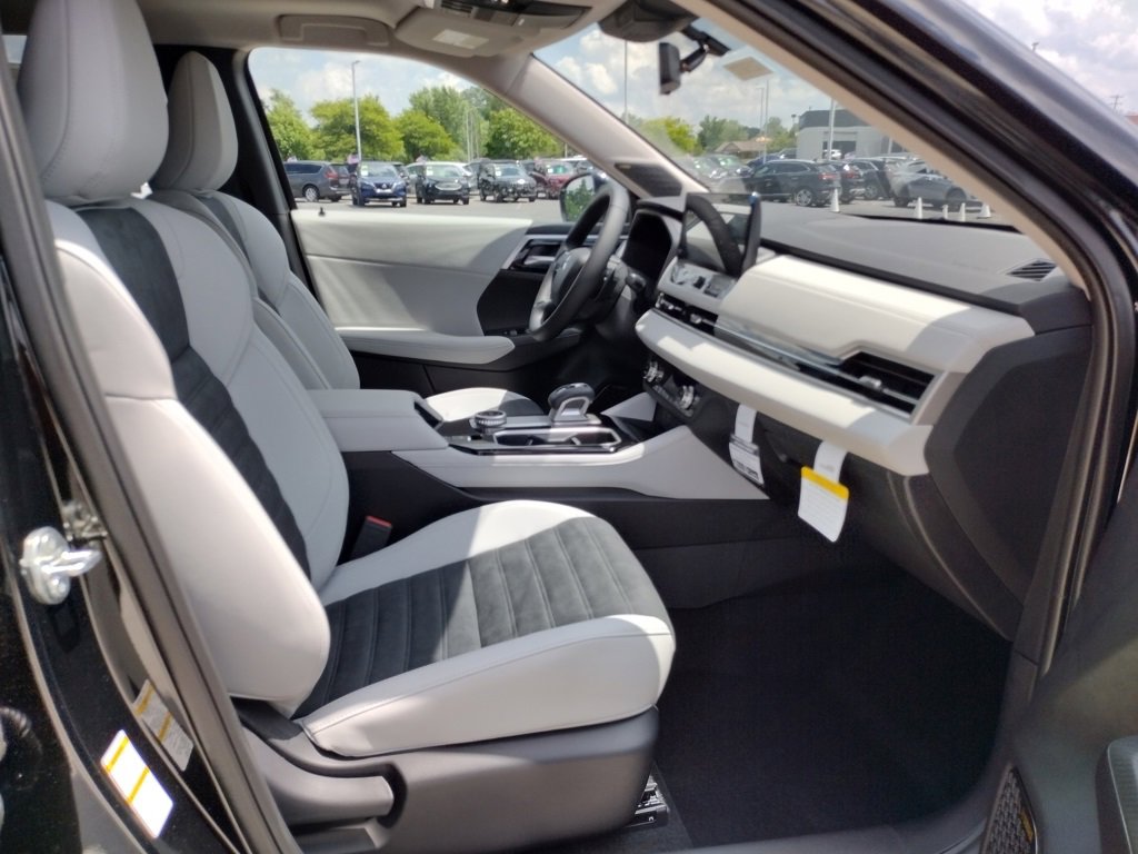 New 2025 Mitsubishi Outlander SE image 11